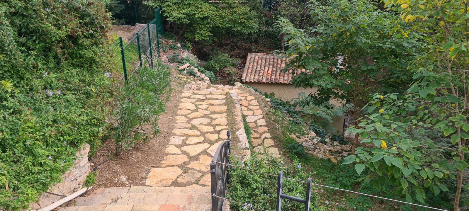 Création de murets en pierres sèches et de chemin en pierres plates dans la région du Sud de la France 