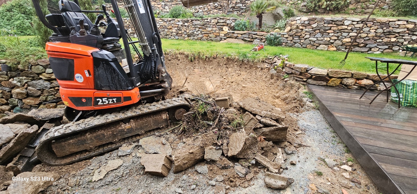 petit engin en travaux de décaissement à Ramatuelle 