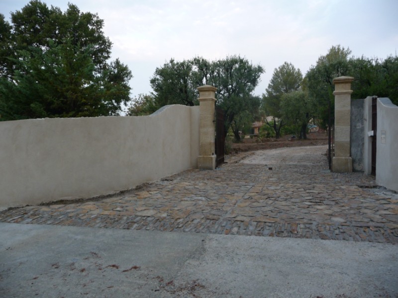 Callade en pierre pour entrée de portail à la Cadière d'azur