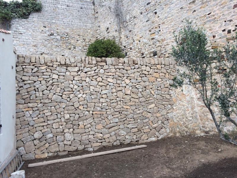 muret en pierres château médiévale Ollioules var