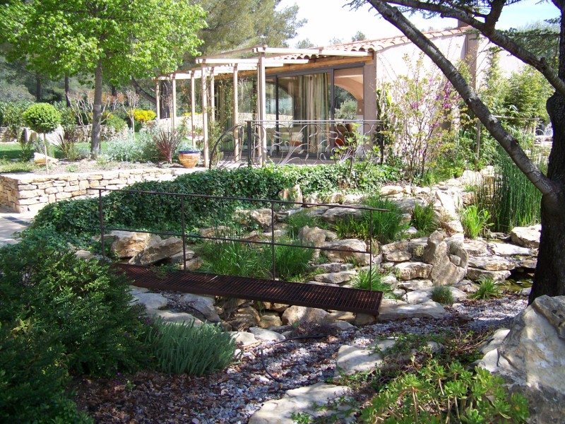ruiseau dan un jardin de grand style à la cadieres d' azur