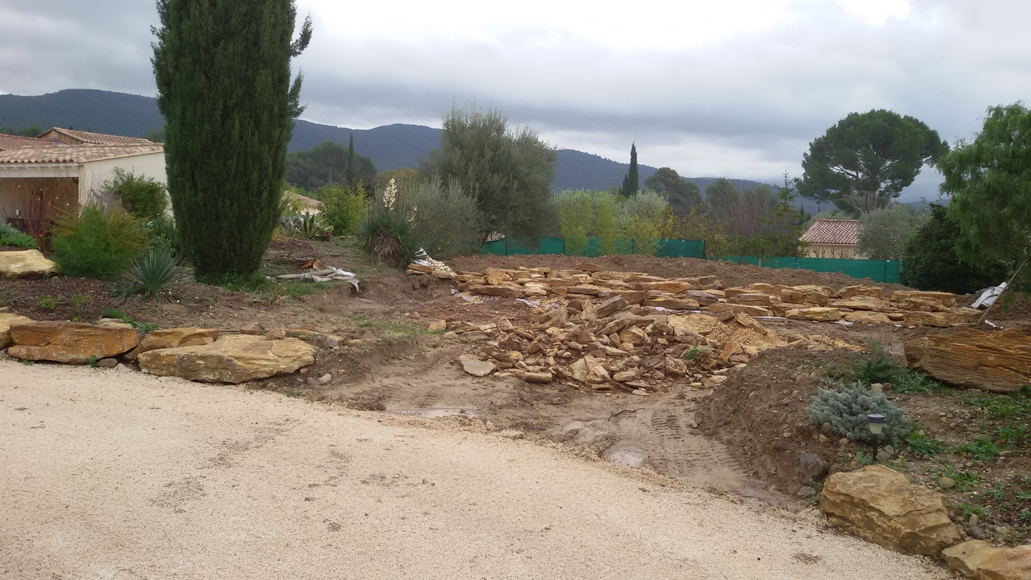 pendant les travaux ,livraison des pierres pour la rocaille