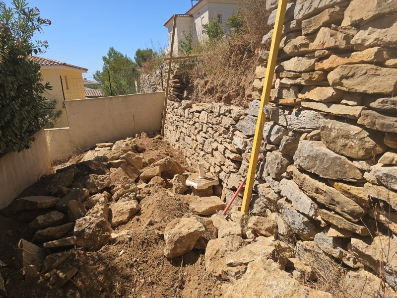 reconstruction d un mur en pierres sèches éboulé par des fortes pluies sur Bandol