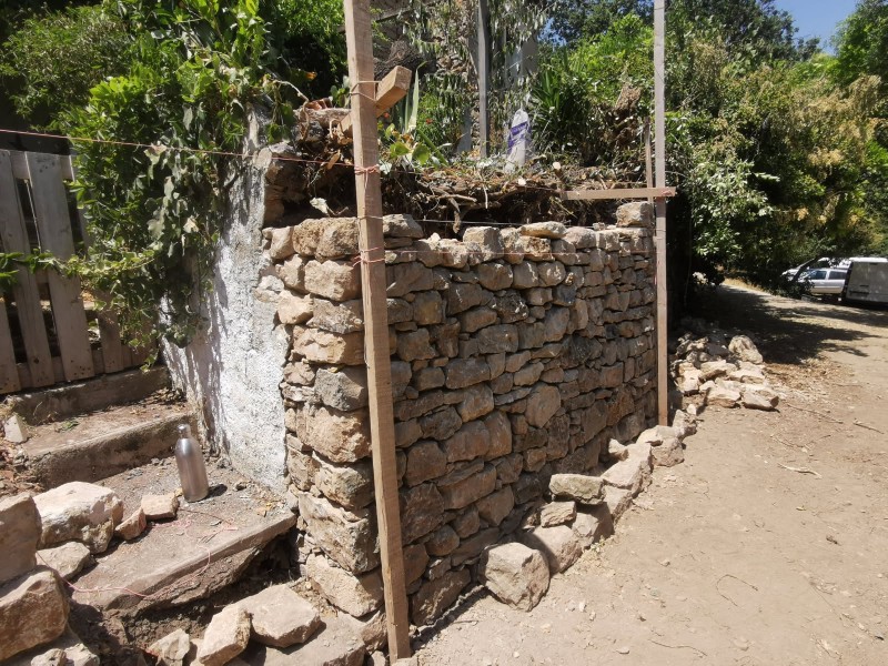 Reconstruction d un mur en pierres sèches sur Carnoul dans le Var