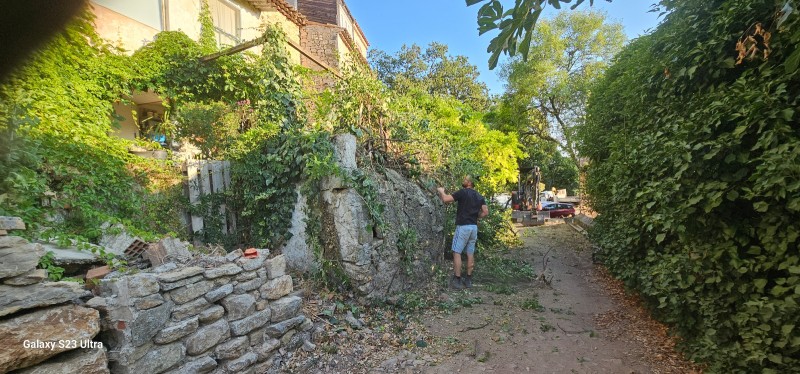 Reconstruction d un mur en pierres sèches sur Carnoul dans le Var