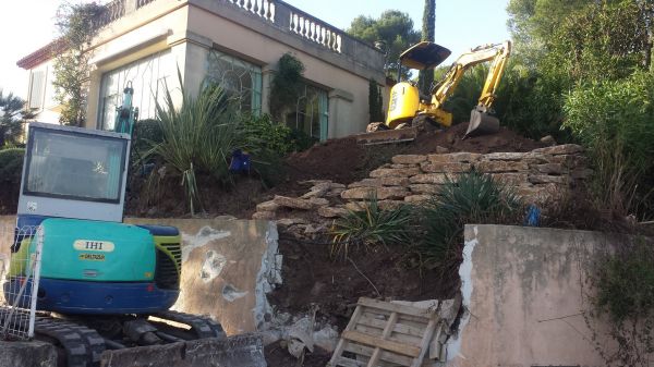 travaux à l' engin pour préparation d' enrochement