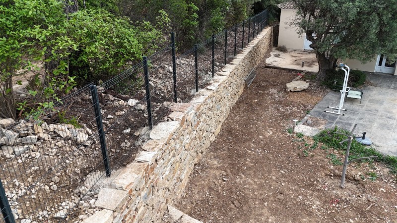 reconstruction d un mur en pierres sèches à Ollioules