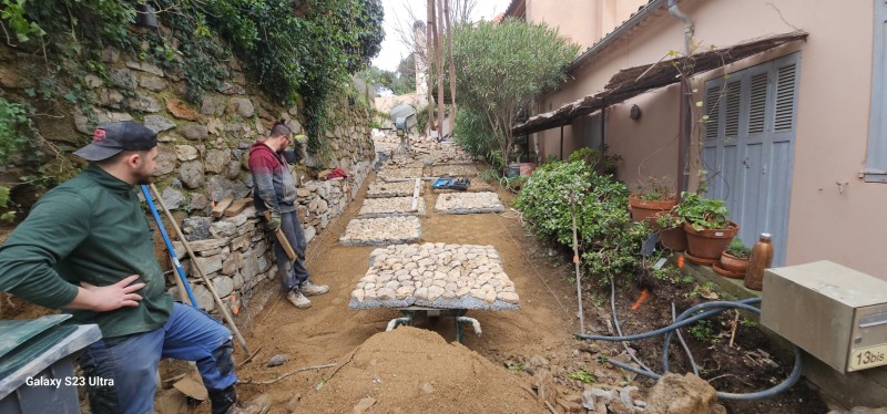prés construction d'une calade sur Ollioules pour un chemin dans le village de Ramatuelle 