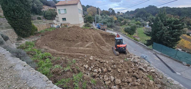 Travaux de création d’une voirie d’accès et d’un parking véhicules pour la restauration d'une ancienne maison sur la Commune de Ollioules
