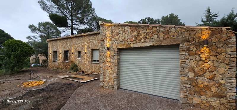 création d un parement en pierres naturel d une villa sur St Raphaël