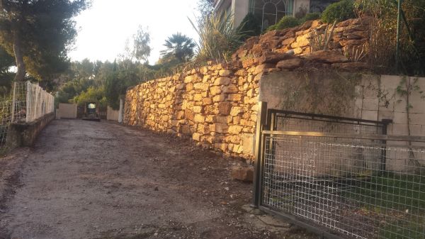 Enrochement sur Saint Mandrier dans le var