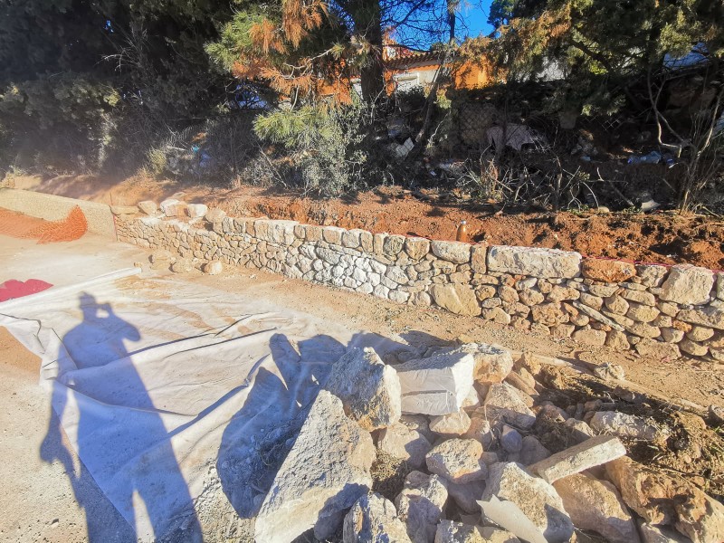 reconstruction d un mur en pierres sèches à Ollioules