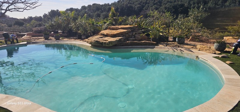 création d une cascade en pierres naturelles de la Cadiéres