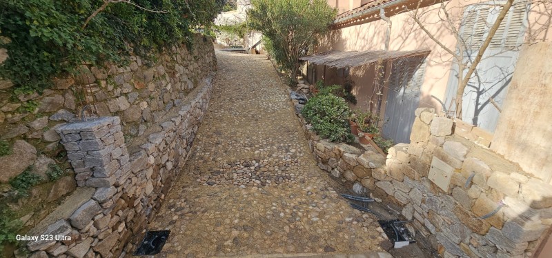 création d une calade en pierres naturelle d Ollioules à Ramatuelle