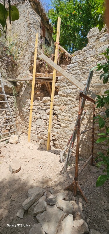 reconstruction d un mur en pierres sèches au chateau d Ollioules