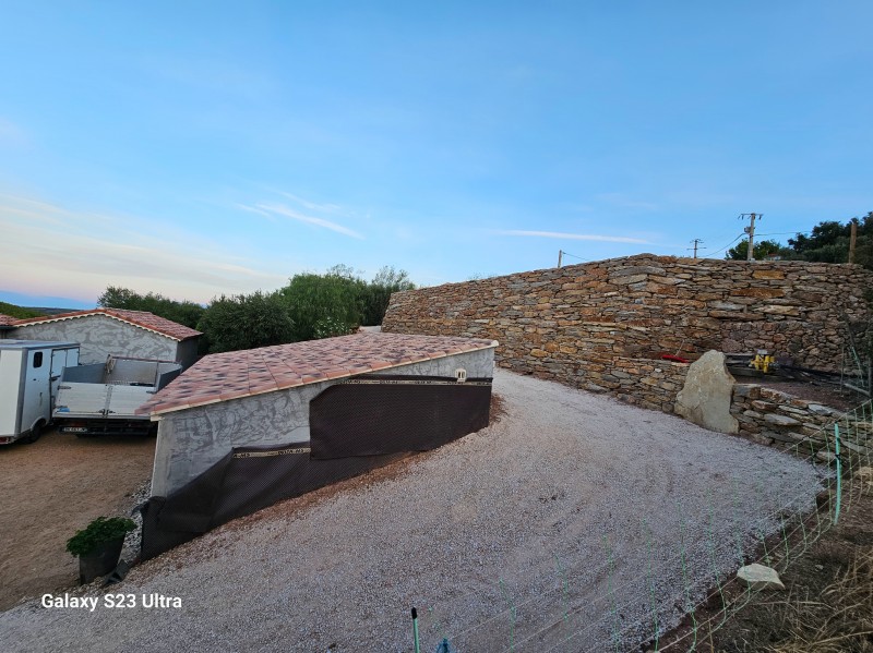 Mur en pierres sèches de grande taille à Sanary sur mer 