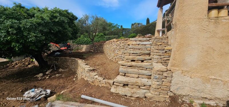 création de murets en pierres sèches en cours sur la commune d Ollioules
