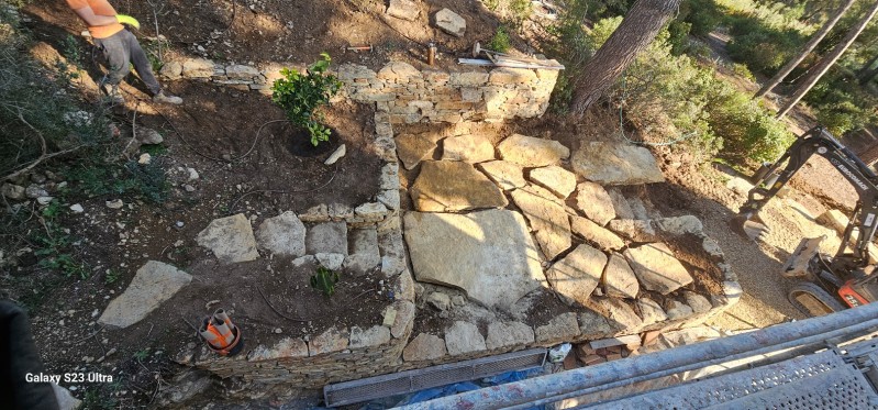 création murets en pierres sèches avec un dallage de pierres plates sur la Cadière d azur