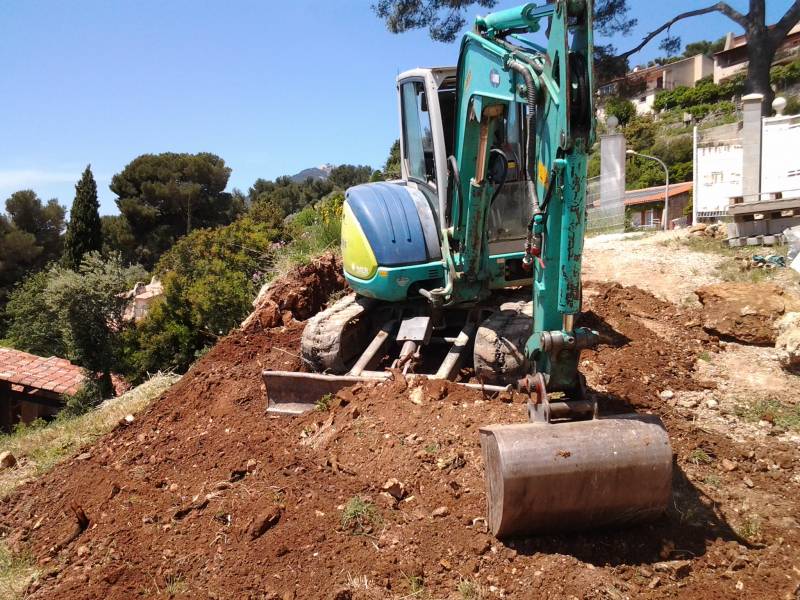 terrassement à l' engin dans le sud de la france