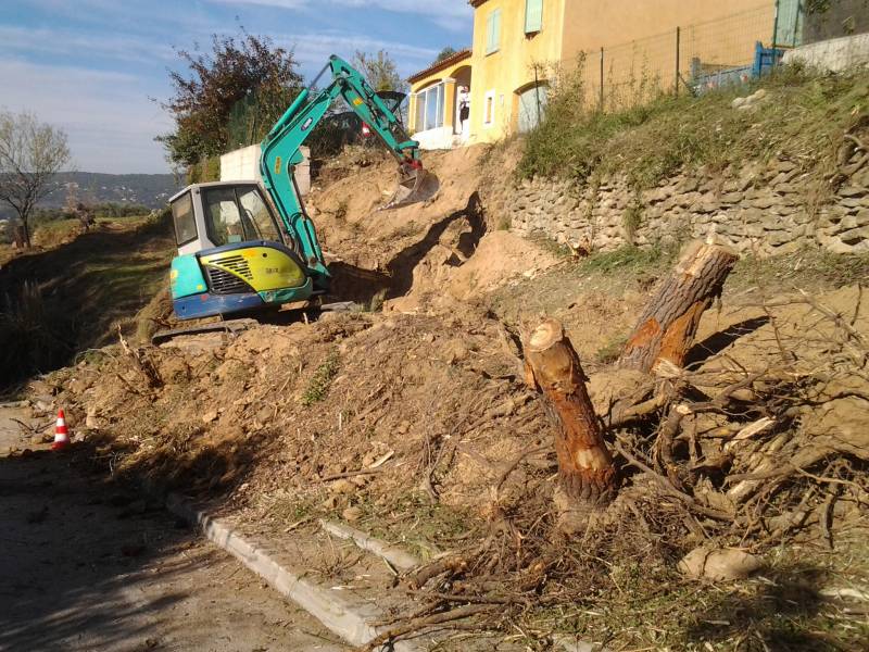 fouilles à la mini pelle 5 tonnes sur Ollioules dans le var prés de toulon