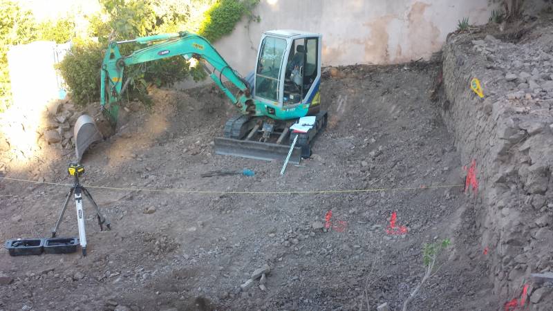 terrassement à l' engin sur saint mandrier dans le var prés de la seyne sur mer