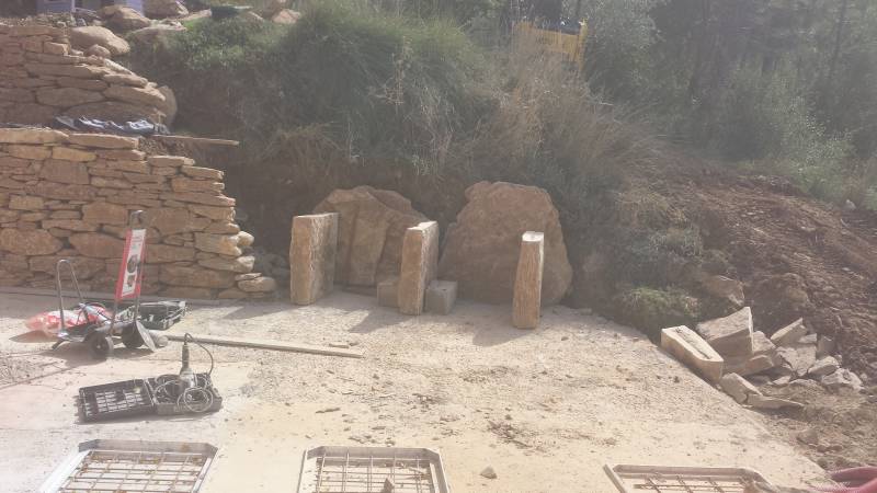 Utilisation de la pierres de provence  pour la création d' un barbecue sur Mazaugue prés de Brignole dans le var