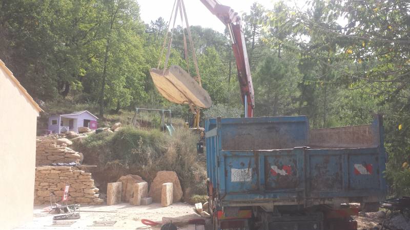 Un barbecue en pierres massif créer avec de la pierres de la cadieres d' azur sur mazaugue dans le var prés de brignole