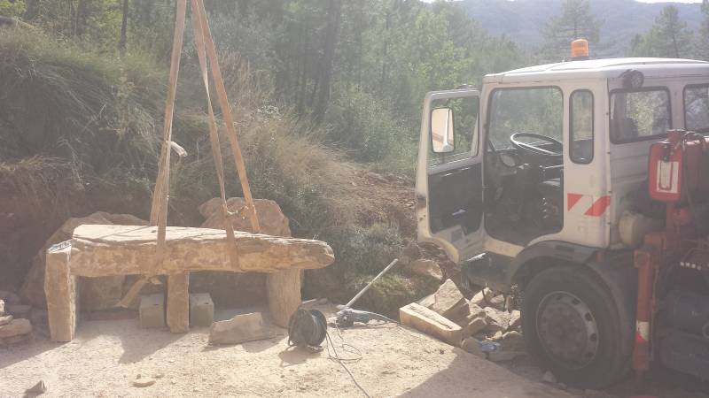 Création d' un barbecue en pierres massif sur mazaugue dans le var prés de Aix en Provence
