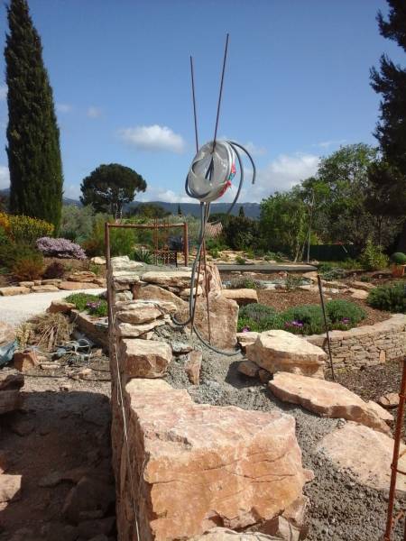 création sur le beausset dans le var prés de Bandol d' une pergolas acier et d' un mur en pierres maçonnées