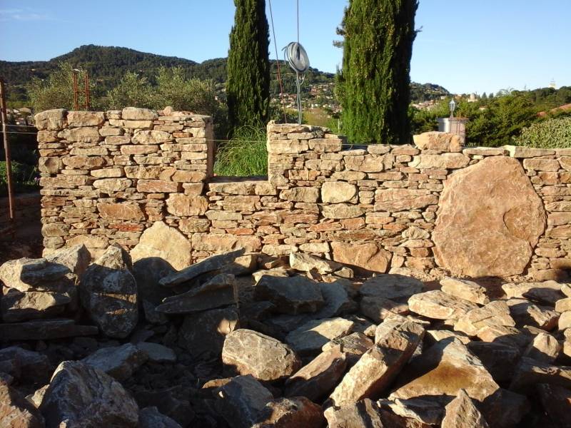 Mur et tradition sur le Beausset dans le var prés du circuit du Castellet par la création d' un abris voiture originale
