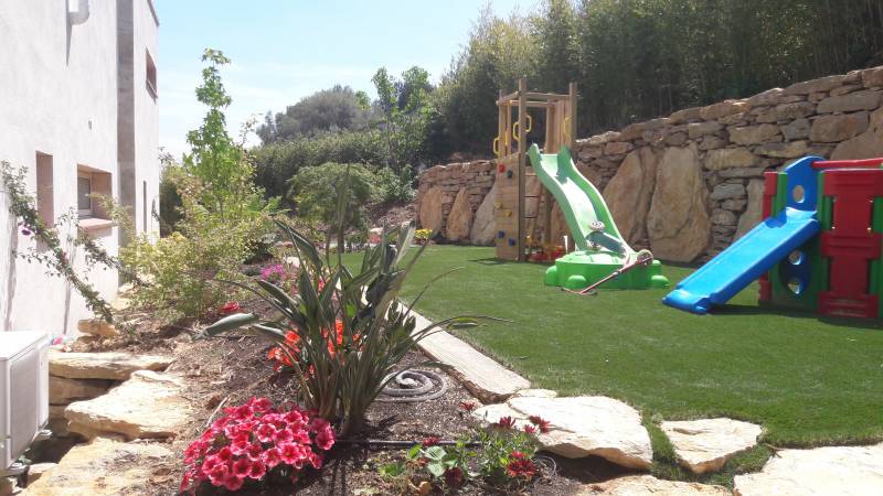 aire de jeux avec gazon synthétique et pierres d' enrochement sur bandol prés de sanary sur mer dans le var