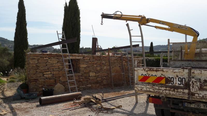 travaux de créations pour la conception d' un abris voiture avec un mur en pierres et une pergolas suspendue  dans le Var prés de toulon