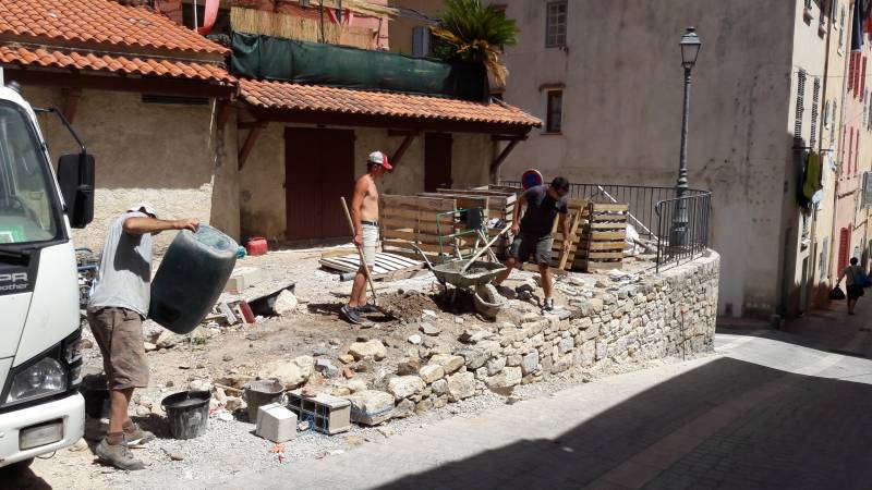reconstruction de très vieux murs en pierres