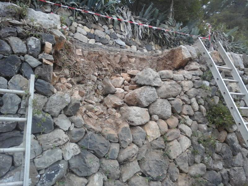 réparation d' un mur en pierres