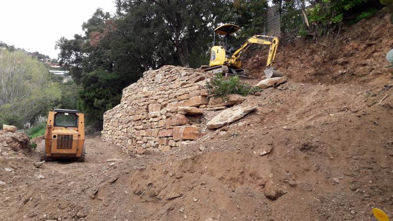 travaux de terrassement à l' engin mécanique dans le sud de la france