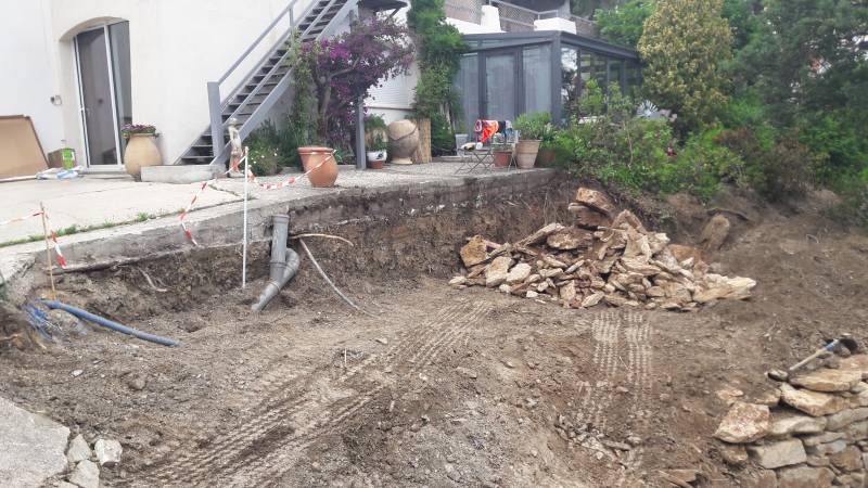 travaux de création de murets en pierres dans le sud de la france