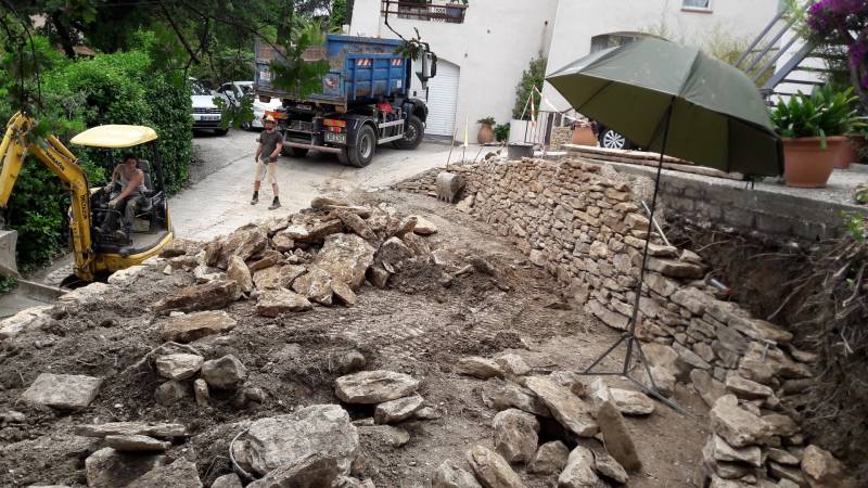 TRAVAUX DE TERRASSEMENT POUR LA R2ALISATION DE MURETS EN PIERRES DANS LE SUD DE LA FRANCE