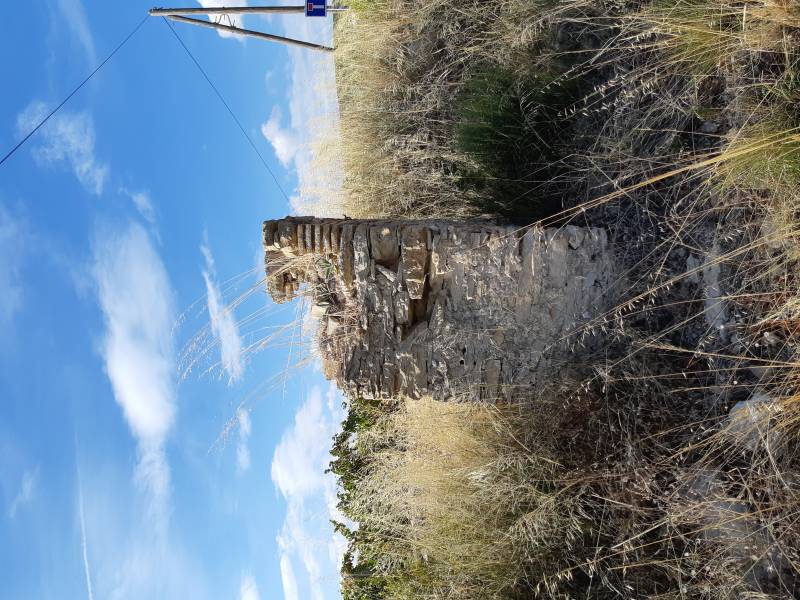 reconstruction d' un oratoire sur l' ancien chemin de Cuges les pins dans le var