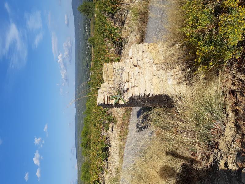 vielle oratoire anciens chemin de Cuges dans le var prés du castellet sur la Cadières d' azur