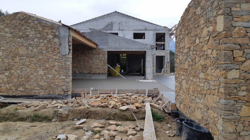pierres de parement sur une maison dans la région du var prés de toulon