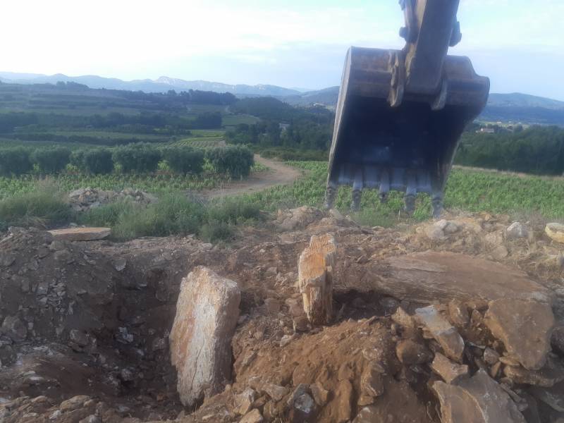 création d' un dolmen sur la cadiéres d' azur dans le var