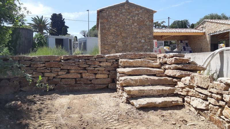 jolies pierres de pareme sur une maison en Provencent