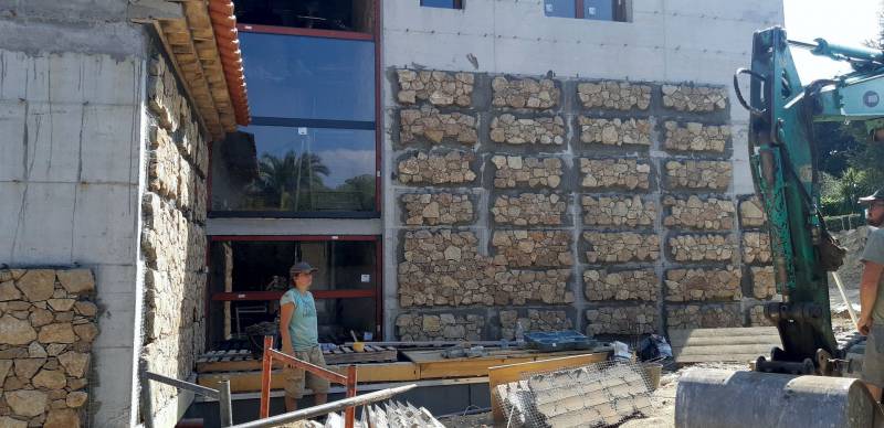 pierres de plaquage sur une maison