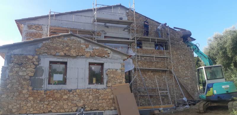 style de plaquage de pierres sur une maison contemporaine