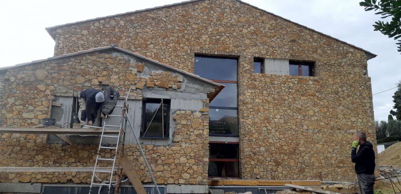 plaquage de pierres sur une maison contemporaine