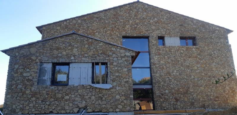 Parement de pierres sur maison dans le sud de la france