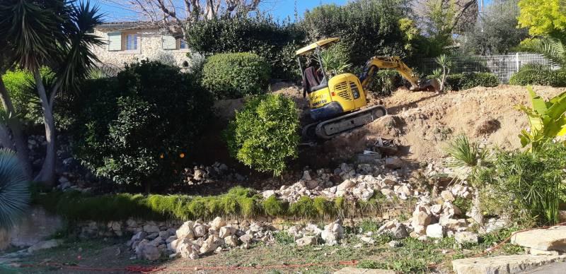 Création d' un muret en pierres sèches cotés piscine