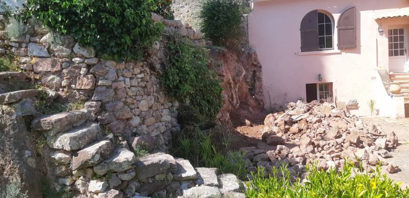 Reconstruction d'un vieux muret en pierres Solliès-pont