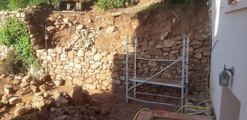 Reconstruction d'un vieux muret en pierres Solliès-pont