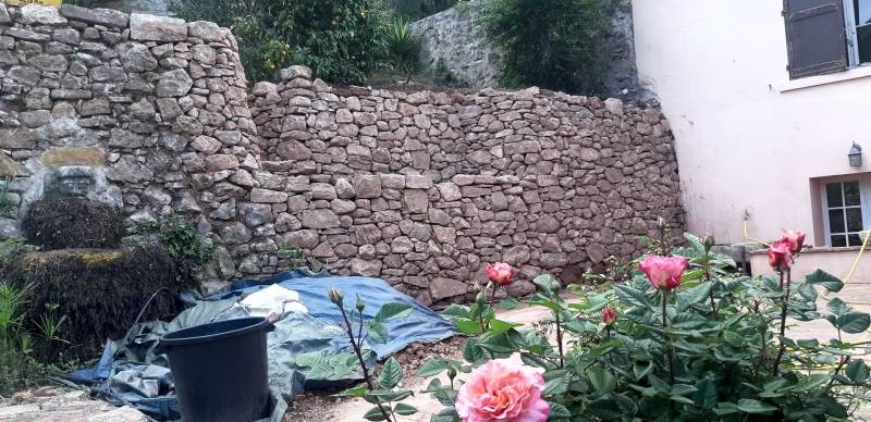 Reconstruction d'un vieux muret en pierres Solliès-pont